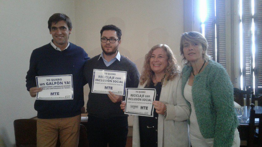 Cartoneros siguen en campaña por un galpón